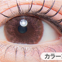 クリアコンタクトの装用写真とナチュラルウォームブラウンの装用写真の比較,DIA14.2mm|カラーズワンデー(colors1d)コンタクトレンズ