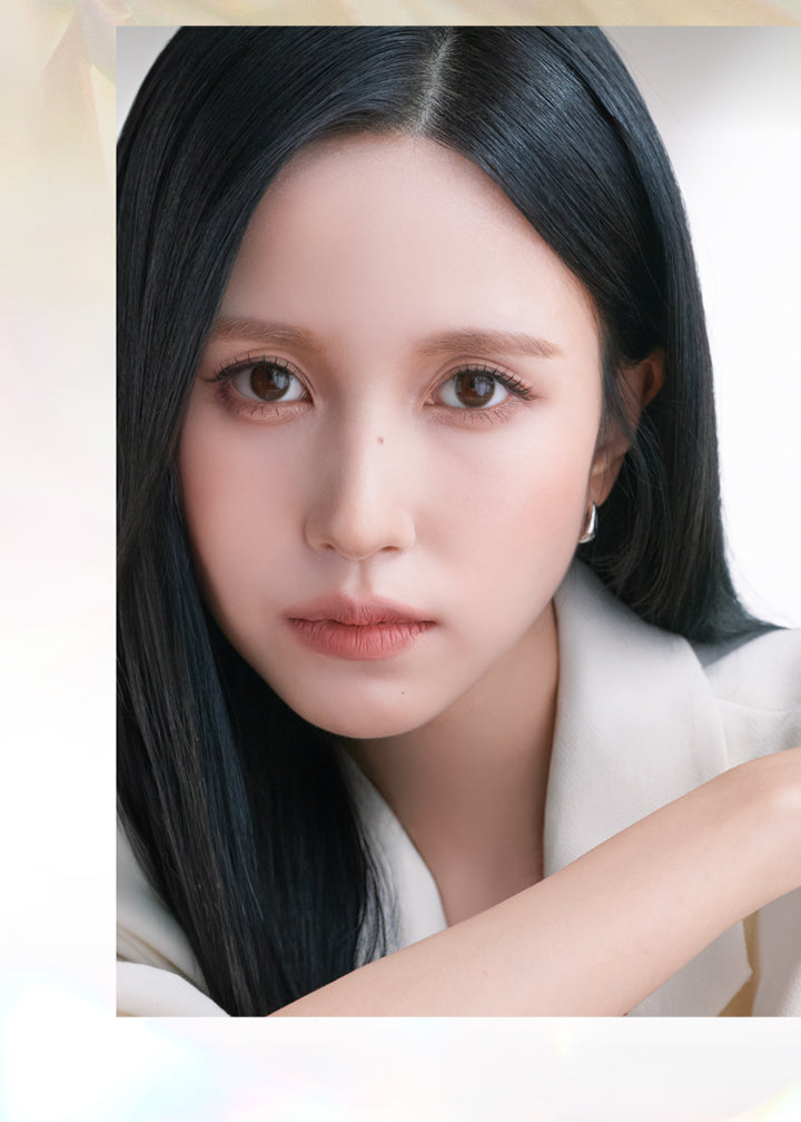 カシミヤベージュ(Cashmere Beige)を装用したTwice Mina(トゥワイス ミナ)の画像 | スウィートワンマンス メビラージュ Sweet 1Month Mevilage Monthly カラコン カラーコンタクト

