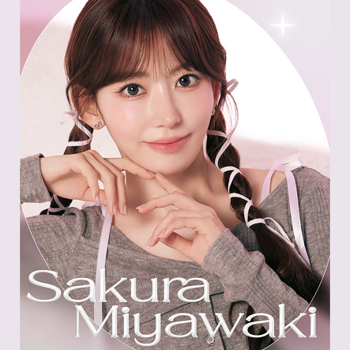 宮脇咲良(Miyawaki Sakura),2011年より日本にて活動を開始。2018年~2021年は韓国に拠点を移し、2年6ヶ月の活動を経て日本へ帰国。2022年5月に再び韓国にて5人組ガールグループのメンバーとしてデビューし、さらに2023年1月にはグループで日本デビューを果たし、グローバルに活躍の場を広げている。カラーコンタクトレンズ『MOLAK』のイメージモデルをはじめプロデュース業など、多岐にわたる活動も展開している。,Molak color yourself to your mood | モラクワンデー Molak 1day カラコン カラーコンタクト

