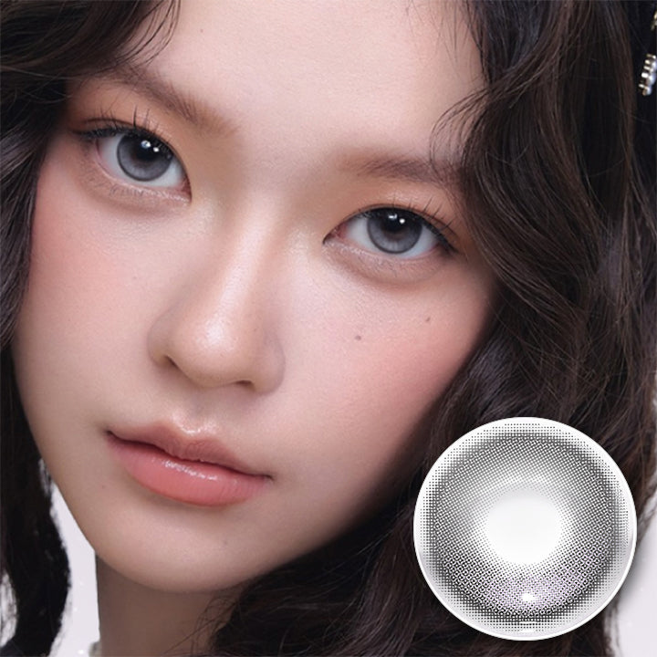 コファンシー(Cofancy) シルバーベーグル(Silver Bagel) 1day DIA14.5mm 着色直径13.8mm BC8.6mm 含水率55.0% 透け感のあるブルーグレーで、ちゅるんと落ち着いた印象の瞳に。 重ね水光Design ※レンズの装用感・固定にかかる時間には個人差がございます。 | コファンシー Cofancy 1day カラコン カラーコンタクト
